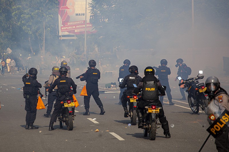 Relokasi Warga Pulau Rempang Kembali Ricuh, Lemparan Batu Dibalas Gas Air Mata - Bagian 1