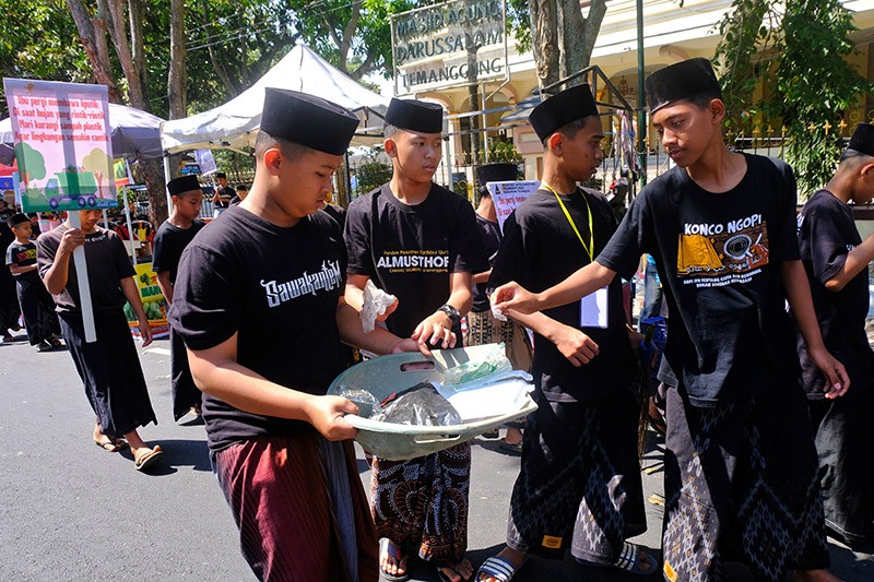 Aksi Ratusan Santri Tahfidz Alquran Pungut Sampah Berserakan di Jalanan - Bagian 1