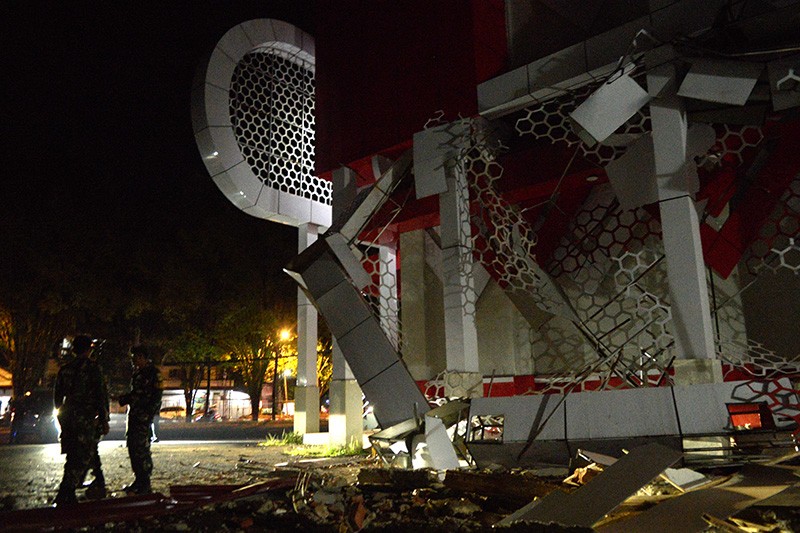 Kerusakan Gempa Halmahera hingga GOR Wolter Mongisidi Manado - Bagian 3
