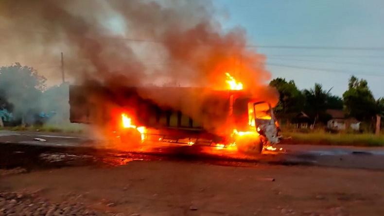 Truk Terbakar Hebat di Jalinsum OKU Sumsel, Bawa Muatan Batu Bara
