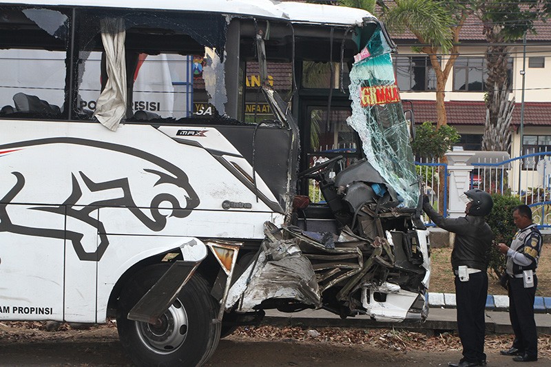 Kecelakaan Hari Ini, Bus Ringsek Tabrak Kontainer di Jalan Raya Malang-Surabaya - Bagian 2