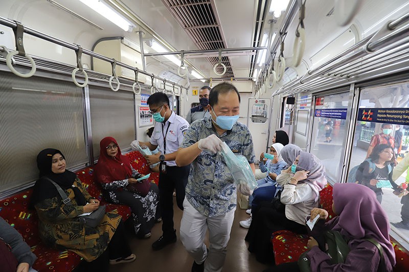 MNC Peduli dan Skrinner Bagikan 150 Ribu Masker kepada Pengguna KRL - Bagian 1