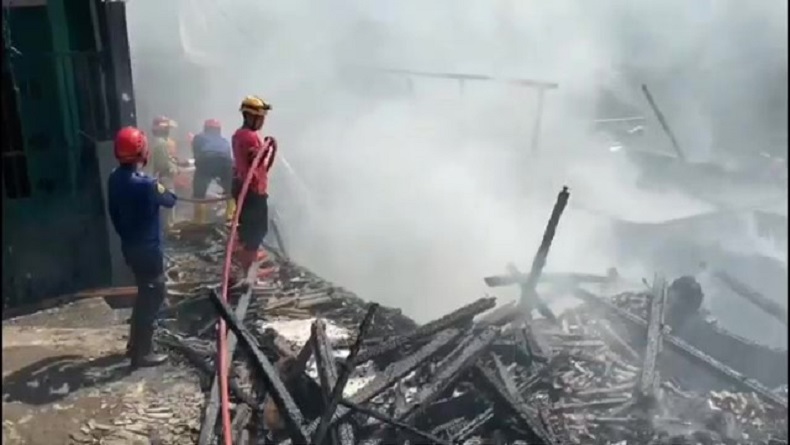 Diduga Korsleting Listrik, 5 Rumah di Cibadak Sukabumi Ludes Terbakar