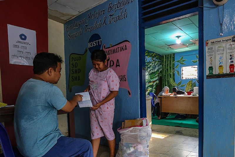 Tempat Ini Buka Bimbingan Belajar Dibayar dengan Sampah - Bagian 1