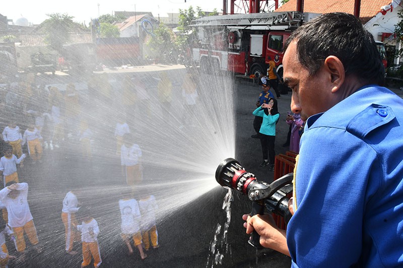 Damkar Berikan Pelatihan Pemadaman Api kepada Siswa TK - Bagian 2