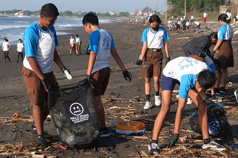 Aksi Pelajar SMP Bersih-Bersih Pantai Padang Galak Bali - Bagian 2