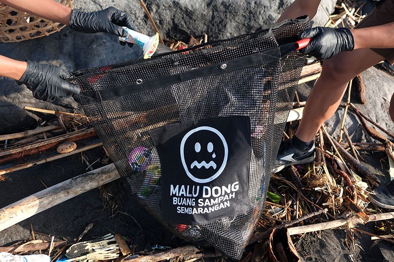 Aksi Pelajar SMP Bersih-Bersih Pantai Padang Galak Bali - Bagian 3