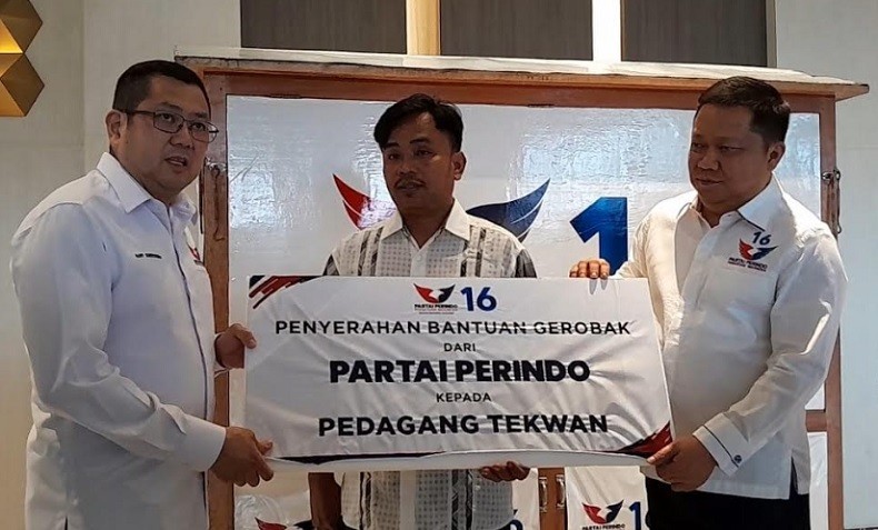 HT Bagikan Gerobak Perindo di Jambi, Tegaskan Simbolisasi Perjuangan Partai