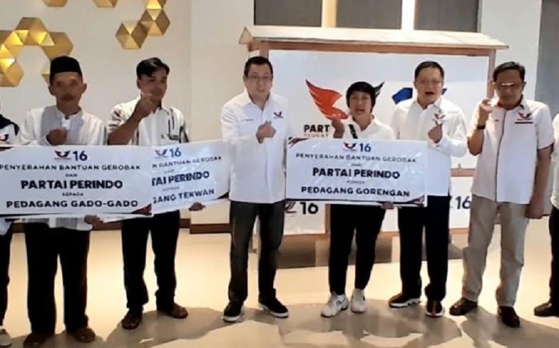 Terima Gerobak Perindo, Pedagang Tekwan di Jambi Makin Semangat Berjualan 