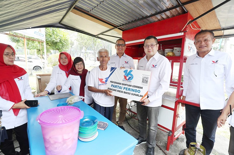 HT Serahkan Gerobak Partai Perindo kepada Pedagang Bakso di Riau - Bagian 1