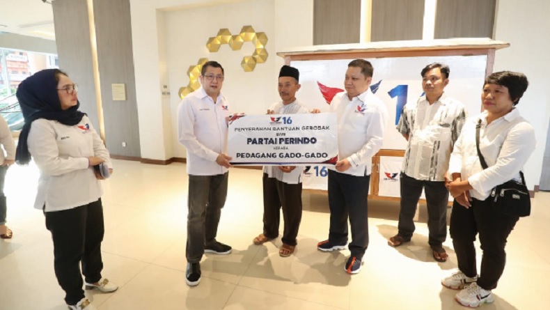 Berikan Gerobak Perindo ke Pedagang di Jambi, HT: Mudah-mudahan Pendapatannya Makin Banyak