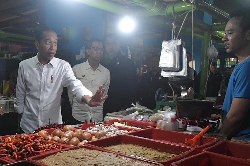 Presiden Jokowi Cek Harga Bahan Pokok di Pasar Bali Mester Jatinegara - Bagian 1
