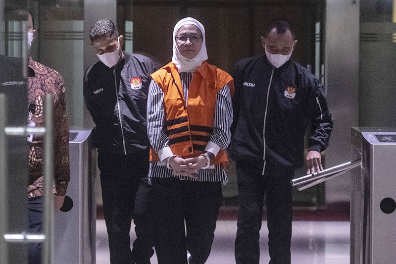 Tampang Mantan Dirut Pertamina Karen Agustiawan Pakai Rompi Tahanan KPK - Bagian 3