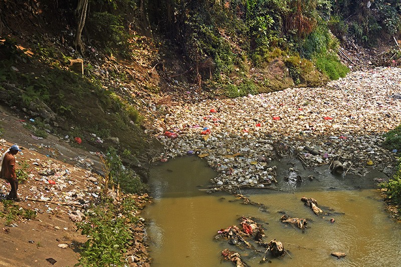 Sampah Menumpuk di Sungai Cibanten Serang, Warga Mengeluh Bau Busuk - Bagian 2
