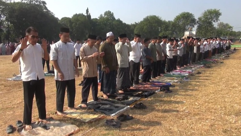 Kekeringan Meluas, Ratusan Warga Subang Gelar Salat Minta Hujan