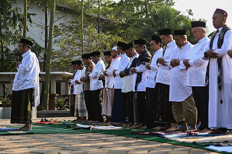 Warga Cisauk Sholat Istisqa, Berdoa Minta Hujan kepada Allah SWT  - Bagian 2