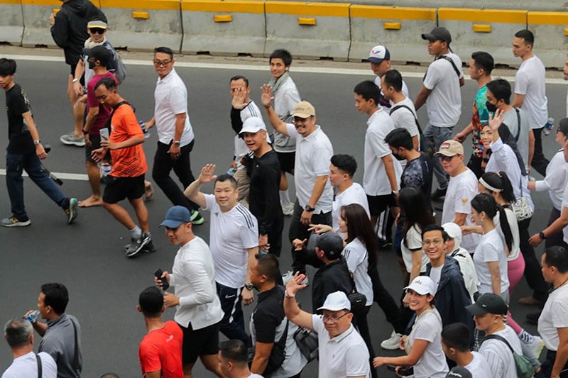 Momen HT dan Ganjar Pranowo Jalan Pagi Bareng di Kawasan CFD Jakarta - Bagian 5