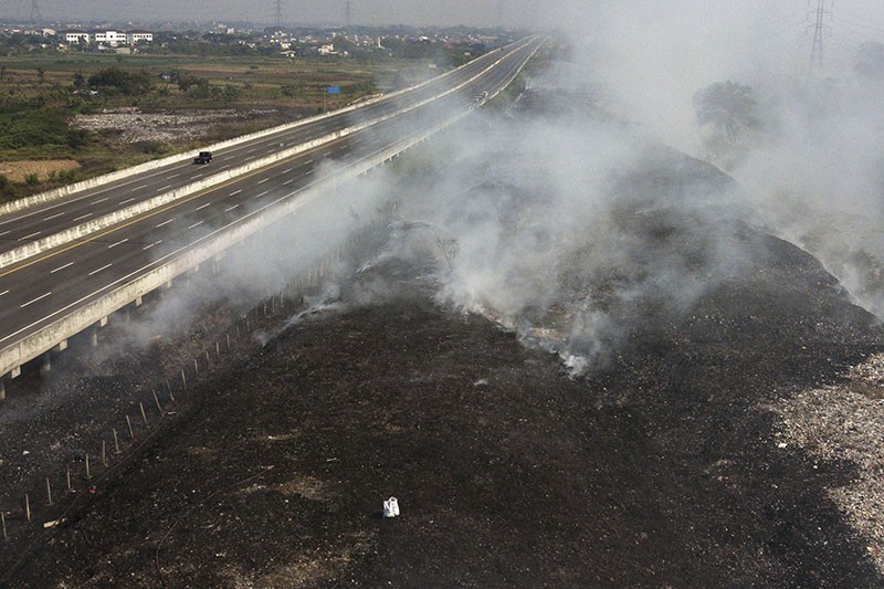 Jalan Tol Cibitung-Cilincing Diselimuti Asap Kebakaran Sampah - Bagian 1