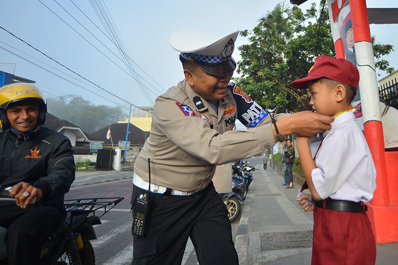 Polisi Temukan Anak SD Menangis di Pinggir Jalan Bukittinggi Dibujuk Tetap Sekolah - Bagian 1