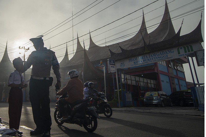 Polisi Temukan Anak SD Menangis di Pinggir Jalan Bukittinggi Dibujuk Tetap Sekolah - Bagian 2
