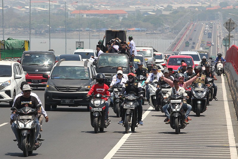 Protes Tetesan Air Garam Picu Kecelakaan, Massa Madura Asli Tutup Jembatan Suramadu - Bagian 3