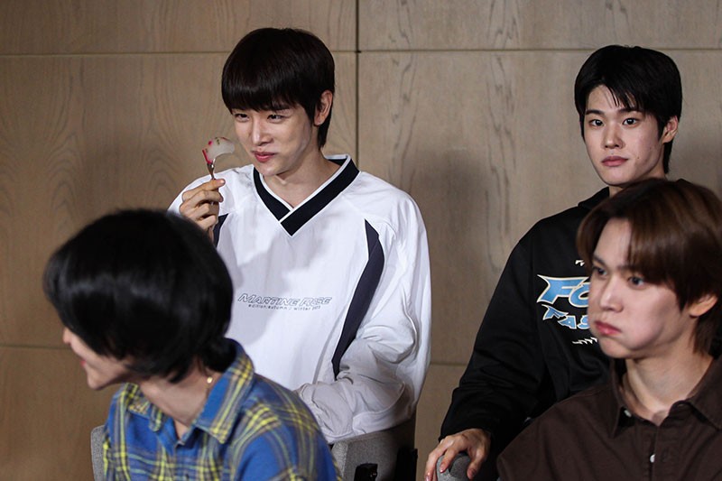 Respons Personel Boyband Korsel RIIZE Cicipi Kue Lapis hingga Es Cendol - Bagian 3