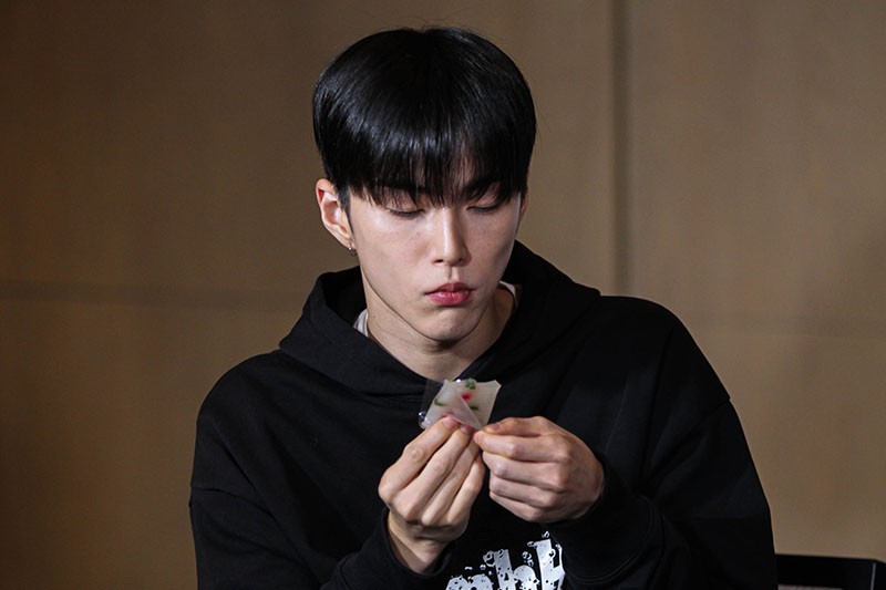 Respons Personel Boyband Korsel RIIZE Cicipi Kue Lapis hingga Es Cendol - Bagian 4
