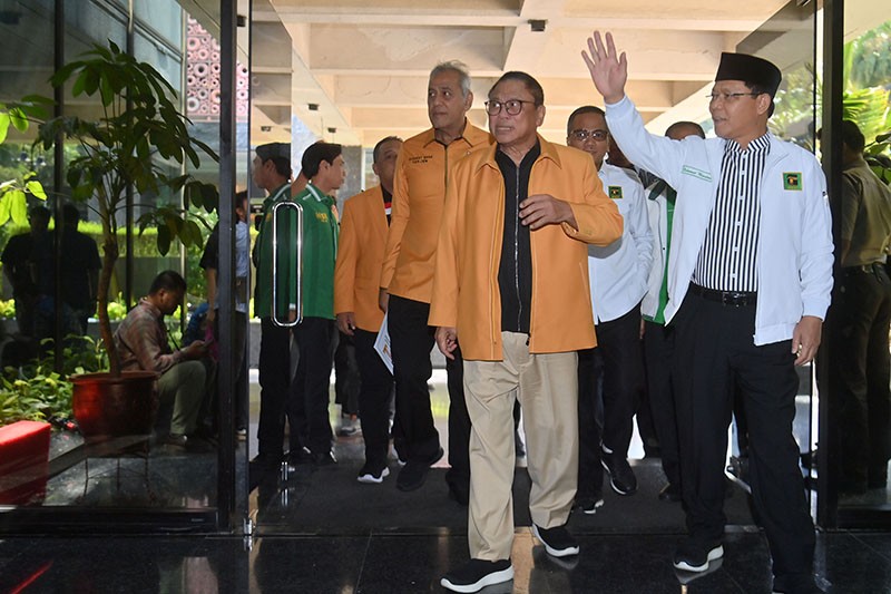 Berbaju Kotak-Kotak, Ganjar Hadiri Rapat TPN bersama Ketum Parpol Pendukung - Bagian 4