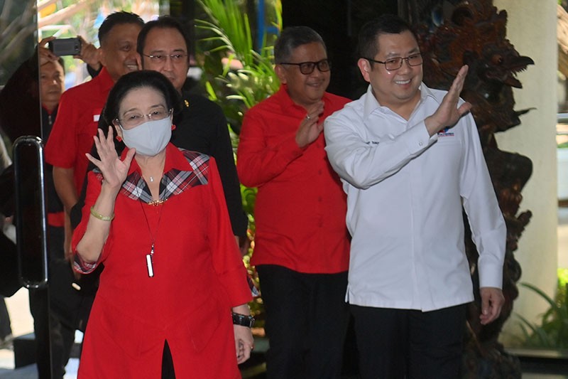 Berbaju Kotak-Kotak, Ganjar Hadiri Rapat TPN bersama Ketum Parpol Pendukung - Bagian 3
