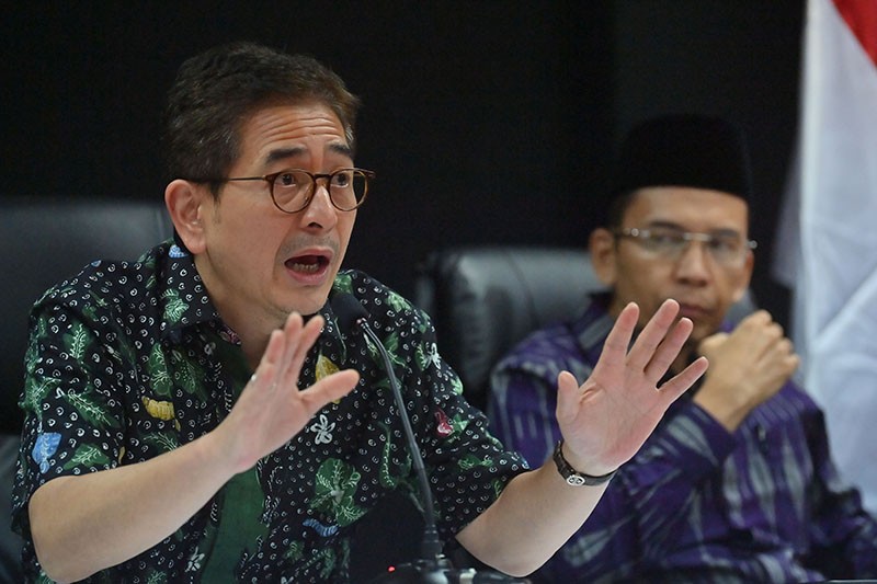 Berbaju Kotak-Kotak, Ganjar Hadiri Rapat TPN bersama Ketum Parpol Pendukung - Bagian 5