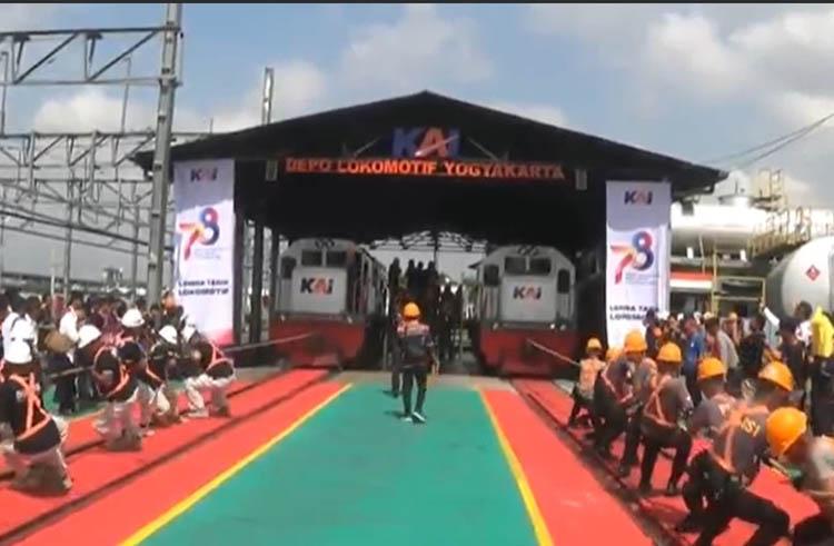 Meriahnya Lomba Tarik Lokomotif Seberat 83 Ton di Yogyakarta