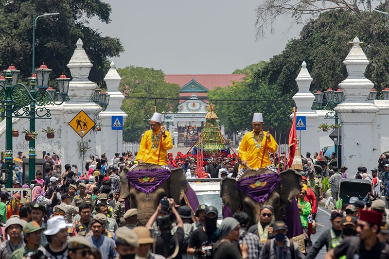Gerebeg Maulud, Warga Rebutan 6 Gunungan di Keraton Yogyakarta - Bagian 2