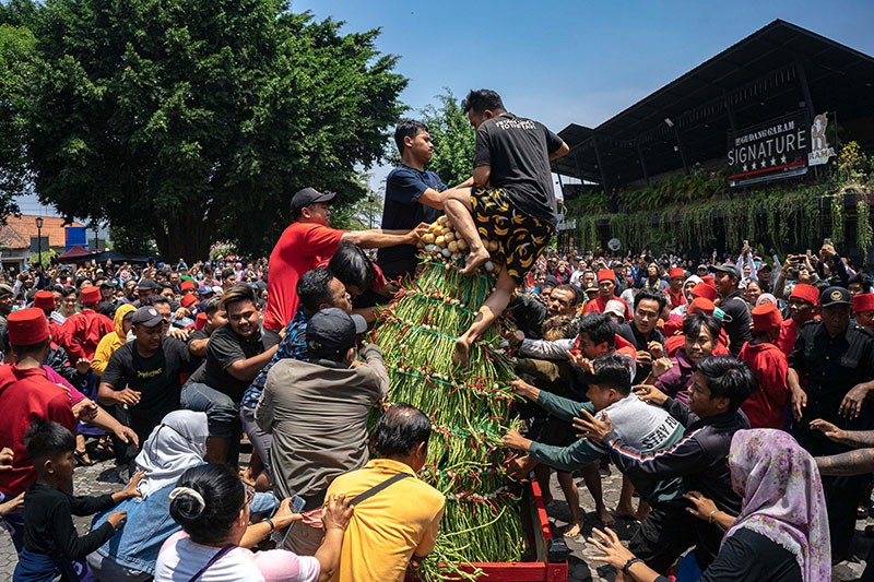 Gerebeg Maulud, Warga Rebutan 6 Gunungan di Keraton Yogyakarta - Bagian 1