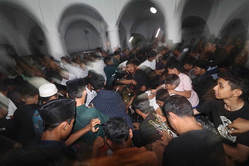 Tradisi Berebut Koin dan Uang Kertas Peringati Maulid Nabi Muhammad SAW - Bagian 2