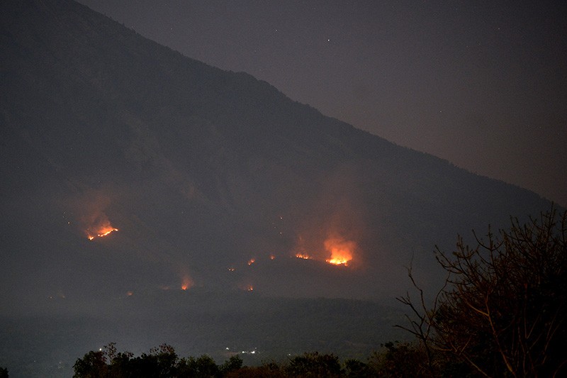 Kebakaran Lereng Gunung Agung Telihat Jelas pada Malam Hari - Bagian 2