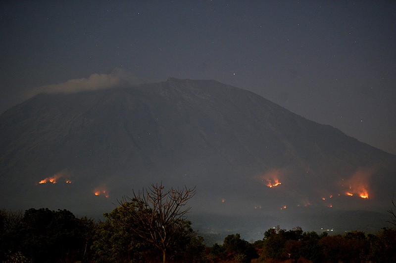 Kebakaran Lereng Gunung Agung Telihat Jelas pada Malam Hari - Bagian 3