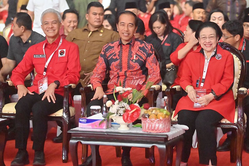 Momen Ganjar dan Jokowi Gandeng Megawati saat Rakernas IV PDI Perjuangan - Bagian 4