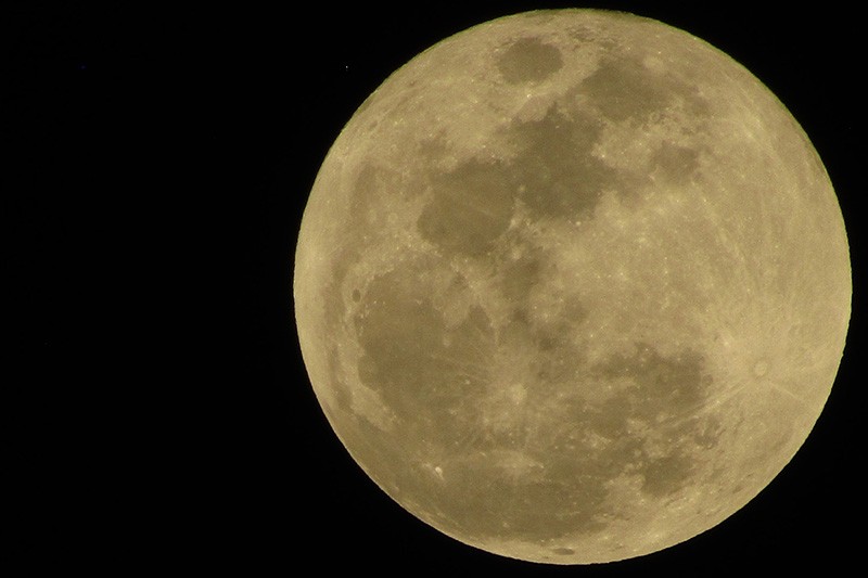 Penampakan Fenomena Supermoon Terakhir Tahun Ini - Bagian 1