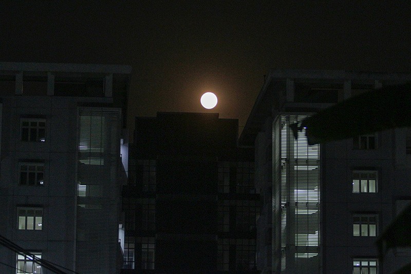 Penampakan Fenomena Supermoon Terakhir Tahun Ini - Bagian 2