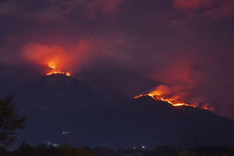 Kebakaran Gunung Lawu Terlihat Jelas dari Magetan dan Madiun - Bagian 1