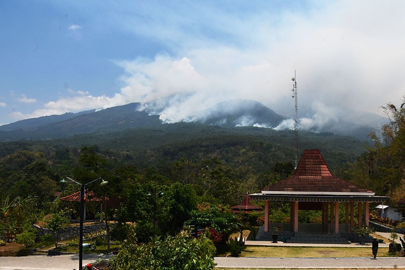 Asap Kebakaran Hutan Gunung Lawu Membubung Tinggi - Bagian 2