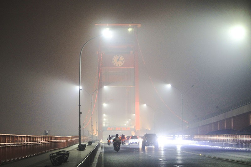 Kabut Asap Pekat Menyelimuti Kota Palembang, Siswa Belajar Daring - Bagian 1