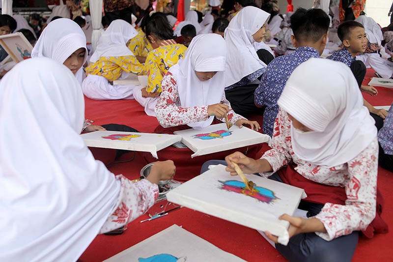 Potret Murid SD Belajar Membuat Batik di Lapangan Banteng - Bagian 2