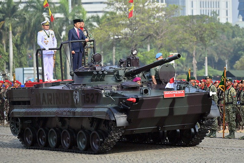 Naik Tank Marinir, Presiden Jokowi Periksa Pasukan Upacara HUT ke-78 TNI - Bagian 1