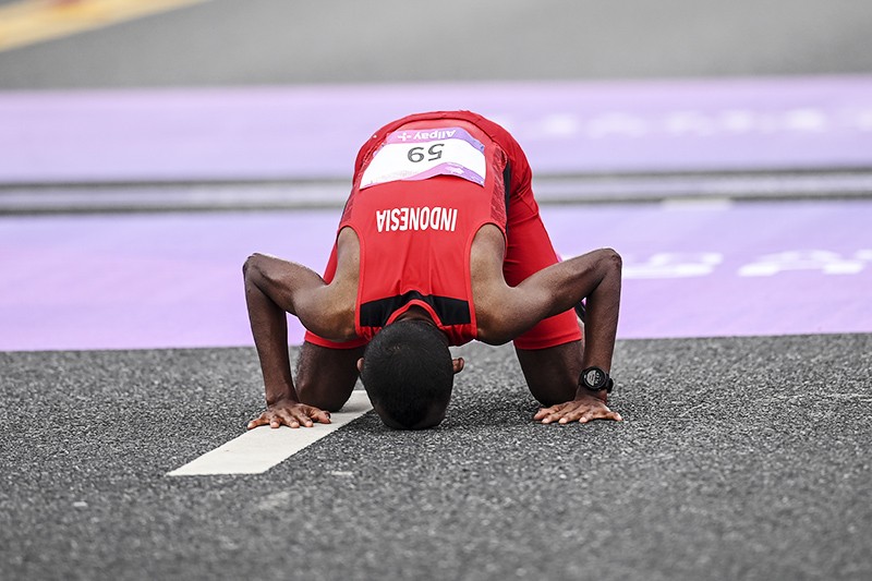 Pelari Indonesia Agus Prayogo Tetap Bersujud meski Belum Meraih Medali Asian Games - Bagian 1