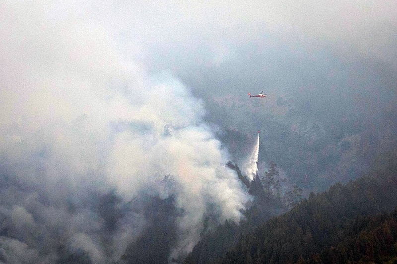 Helikopter Water Bombing Dikerahkan untuk Pemadaman Kebakaran Gunung Lawu - Bagian 1