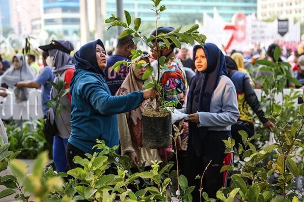 Gotong Royong Boyong Pohon Tekan Polusi Udara di Jabodetabek - Bagian 2