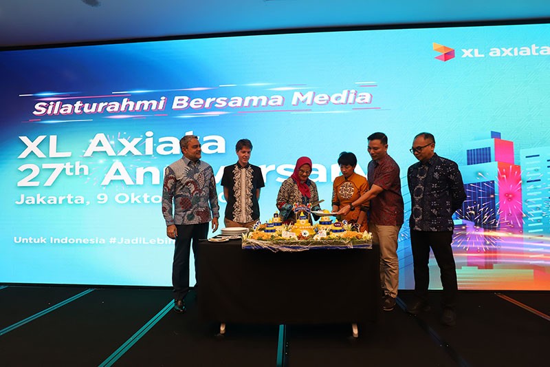 Potong Tumpeng Peringati HUT ke-27 XL Axiata bersama Media - Bagian 2
