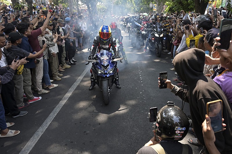 Pembalap Naik Mobil Bak Bawa Bendera Merah Putih saat Parade MotoGP Mandalika - Bagian 3