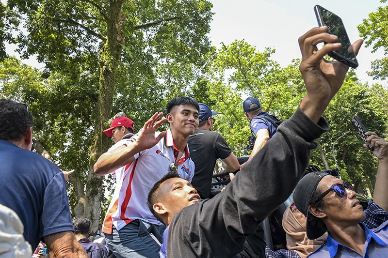 Pembalap Naik Mobil Bak Bawa Bendera Merah Putih saat Parade MotoGP Mandalika - Bagian 2